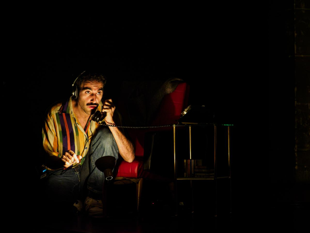 Ce soir j'ai de la fièvre et toi tu meurs de froid, de Julien Lewkowicz, sur l'émission Lune de fiel diffusée entre 1986 et 1989 sur Fréquence Gaie, création lumière de Jérôme Baudouin, créateur lumière en danse, théâtre et spectacle vivant.